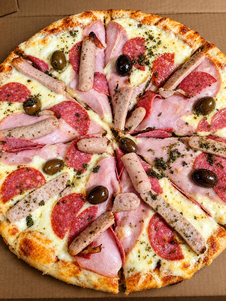 Pizza de El Gran Pancho con queso, jamón, salame y aceitunas